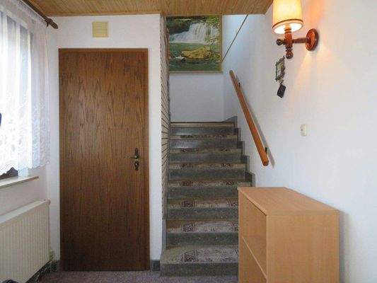 EG: Diele mit Treppe zum 1.OG und Abstellraum