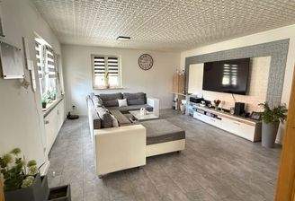 Großzügiges Wohnzimmer im OG