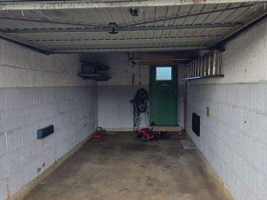 Blick in die Garage mit Gartenzugang