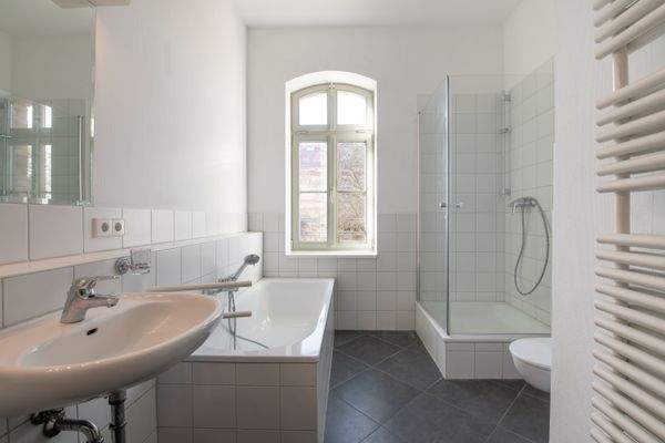 Bad mit Dusche und Wanne