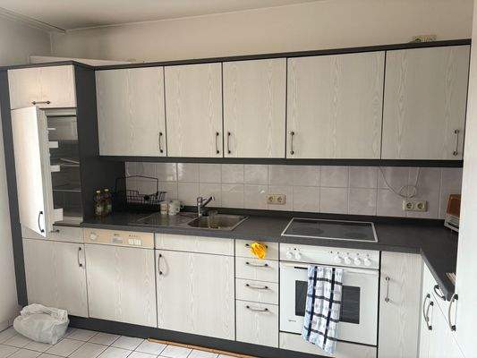 große EBK mit Eßbereich