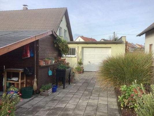 Blick zur Garage vom Garten