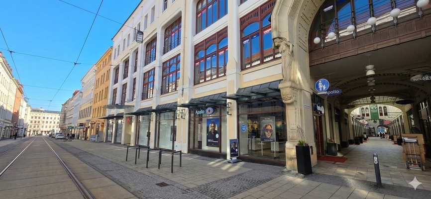 Schaufenster auf Berliner Straße - Passageneingang