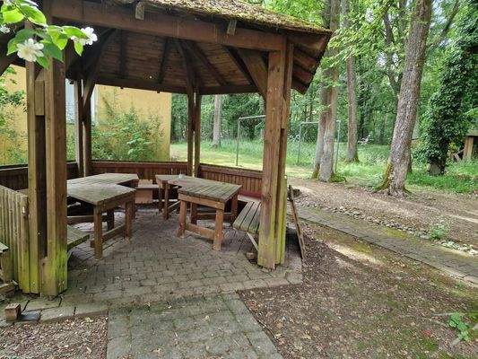 Mit Pavillon und Grünfläche