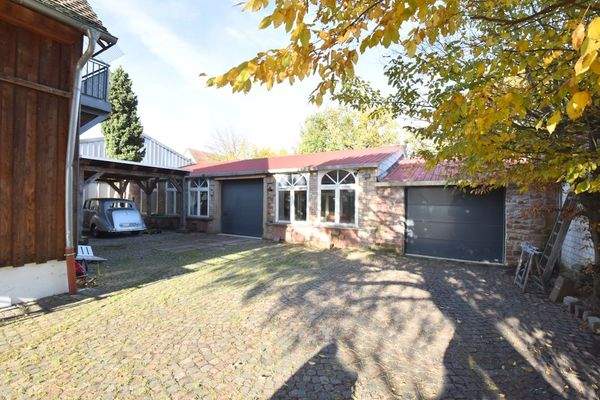 Hof: Blick auf hintere Halle