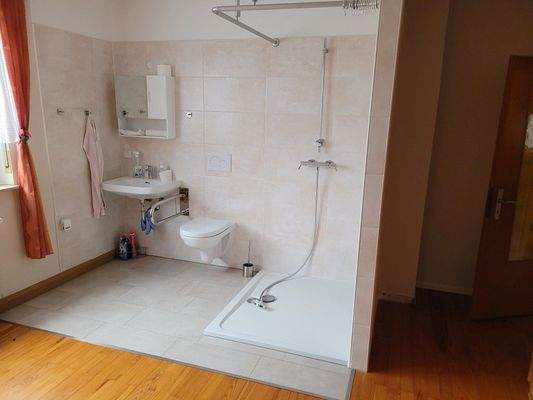 barrierefreies Bad mit Dusche