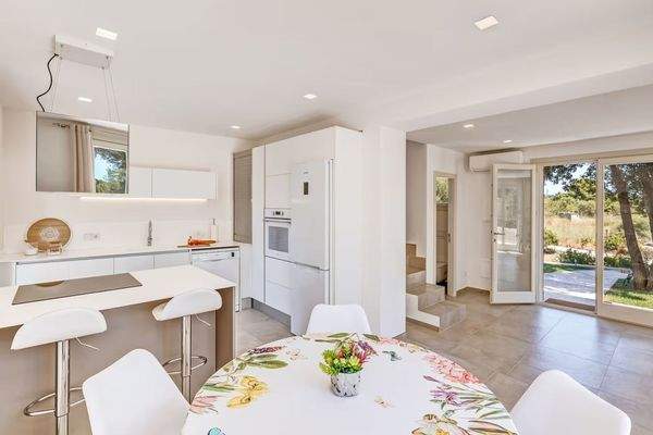 Offene Küche mit Kochinsel und Essbereich