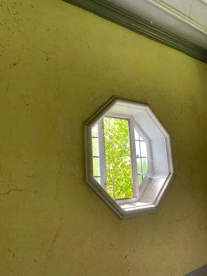 Bleiglasfenster im Eingangsbereich 