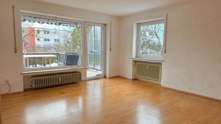 EG Wohnzimmer mit Zugang zur Terrasse mit Pool