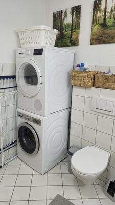 Waschmaschine im Duschbad unten