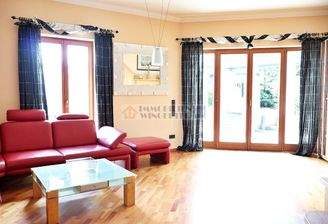Wohnzimmer mit Blick in den Garten