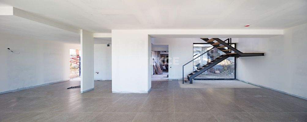 Elegant Detached Villa with Private Pool and Garden in Barcelona