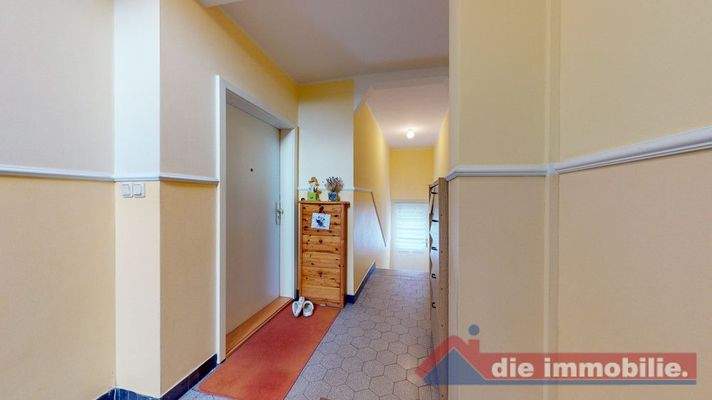 Gepflegter Eingangsbereich mit hellem Treppenhaus