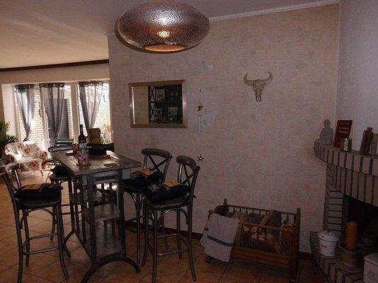 Kaminhalle mit Designer Bar.JPG