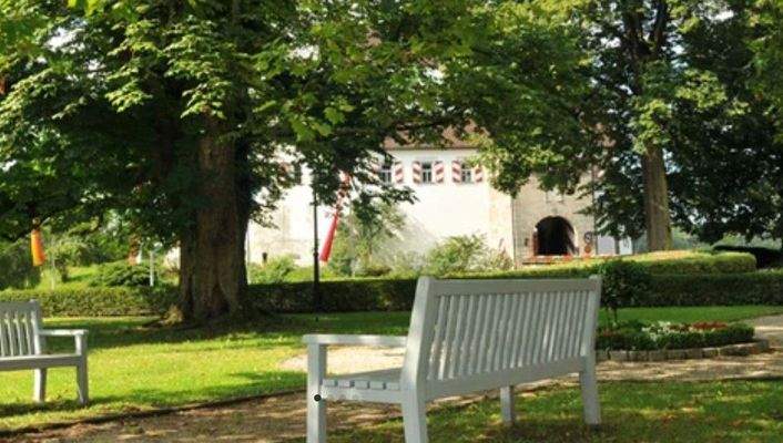 Weitläufiger Schloßpark