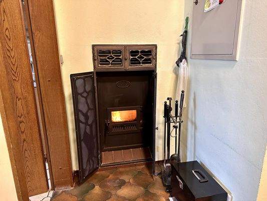 Kachelofen im 1. Obergeschoss