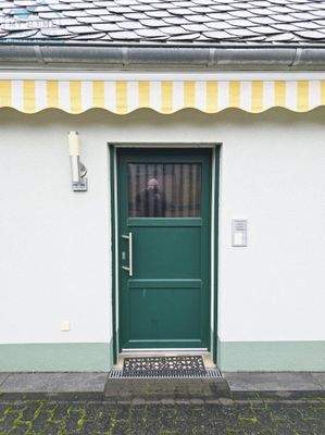  Eingang mit Markisse über Freisitz