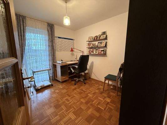 OG: Kinderzimmer 2 mit Zugang zum Balkon