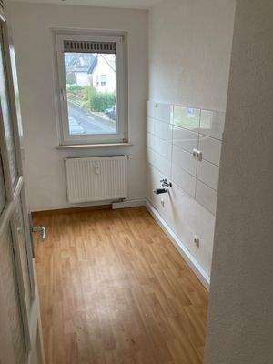 Küche mit modernem Fliesenspiegel in weiß.jpg