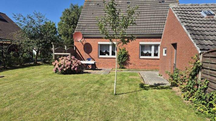 Blick vom Garten auf das Haus