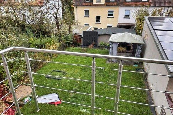 Blick vom Balkon ins Grundstück