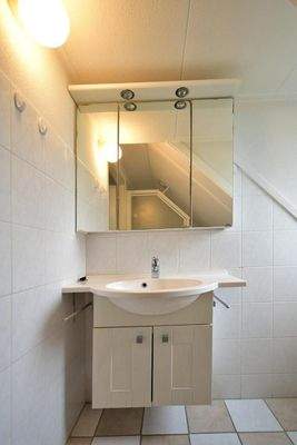 chalet-kaufen-summio-park-aquadelta-bruinisse-niederlande-badezimmer-oben-waschtisch-spiegelschrank-2025