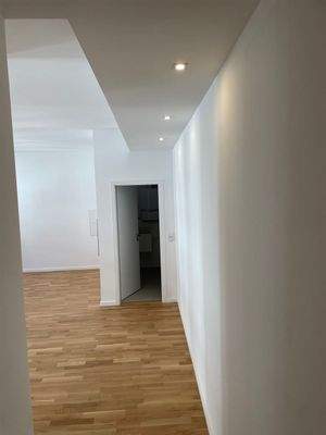 Blick auf Wohnbereich mit offener Küche