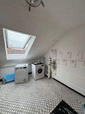 Hauswirtschaftsraum mit Geräten