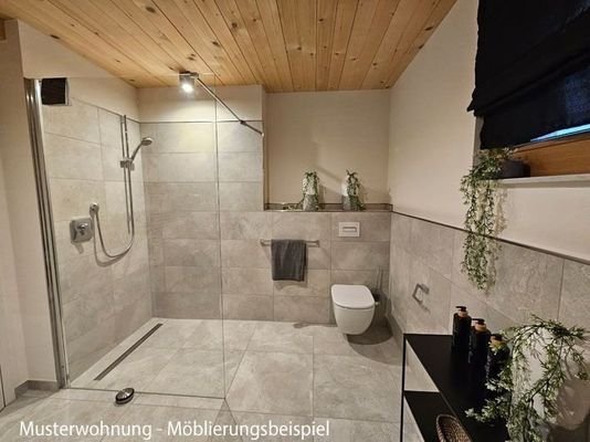 Modernes Bad mit Walk-in-Dusche