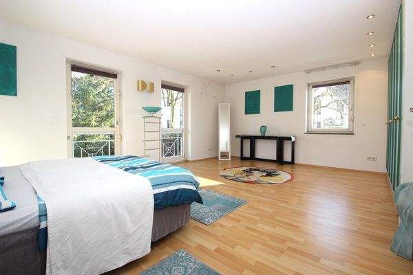 Das geräumige Elternschlafzimmer …