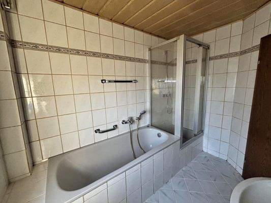 Badezimmer mit Dusche und Badewanne