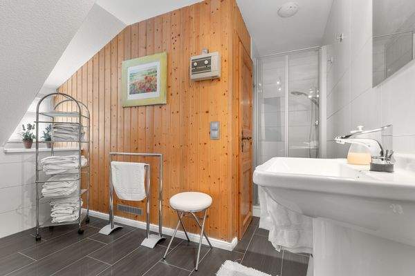 Badezimmer Dachgeschoss mit Dampfsauna