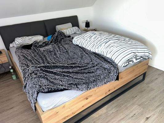 Bett im Elternschlafzimmer