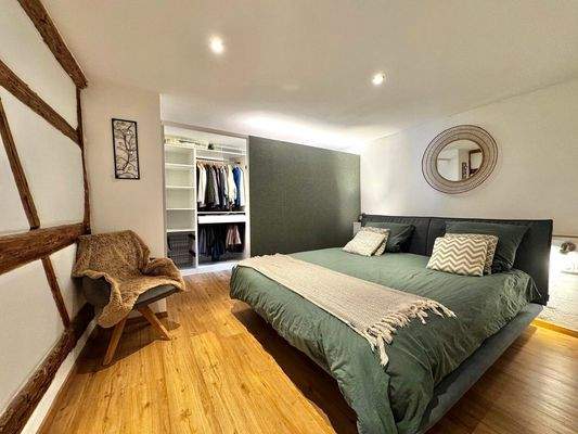 Schlafzimmer mit Ankleidebereich