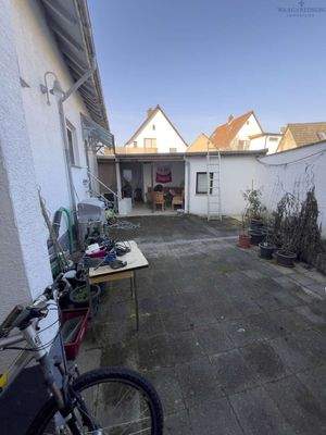 Innenhof mit Nebengebäuden