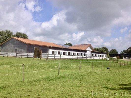 Ansicht auf das Hauptstallgebäude von den Koppeln aus 