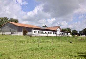 Ansicht auf das Hauptstallgebäude von den Koppeln aus 