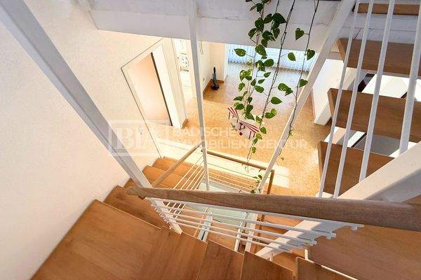 Flur und Treppe zum DG