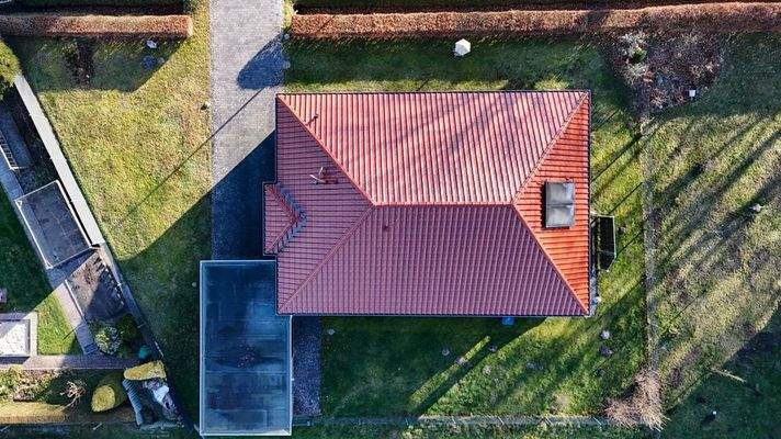 Blick zum Haus, eingebettet in grüner Landschaft (