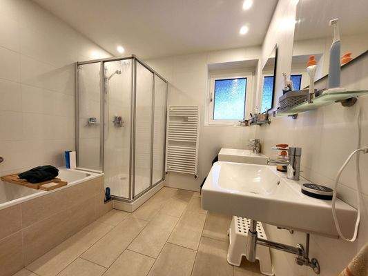 schönes helles Bad in der Unterwohnung