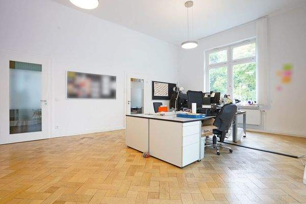 Großes Büro im EG