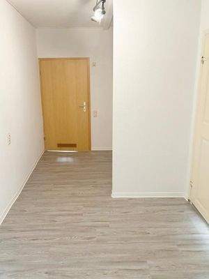 Flur Eingangsbereich mit Blick Richtung Kochnische