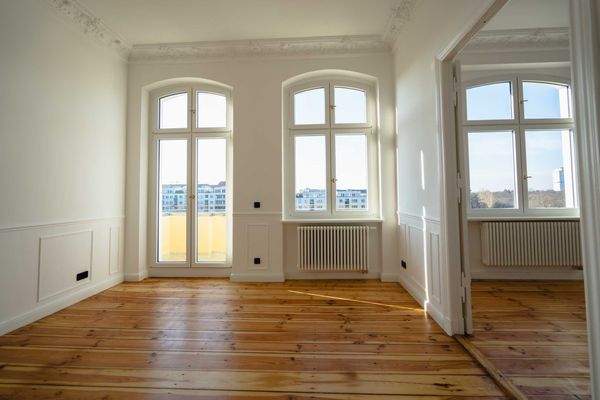 Drei große Fenster mit Weitblick