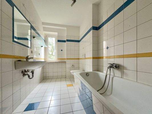 Tageslichtbad mit Wanne