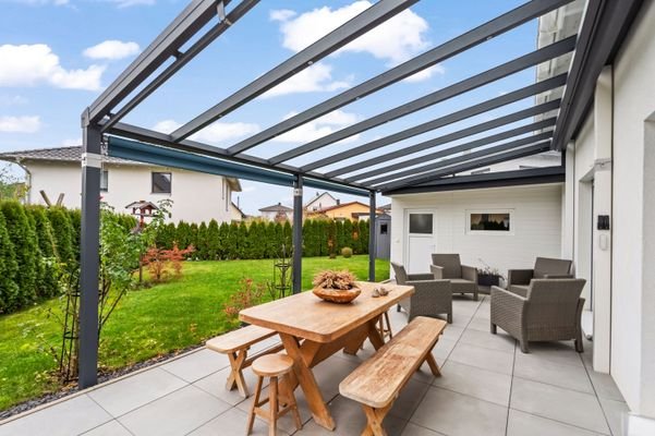 Große überdachte Terrasse