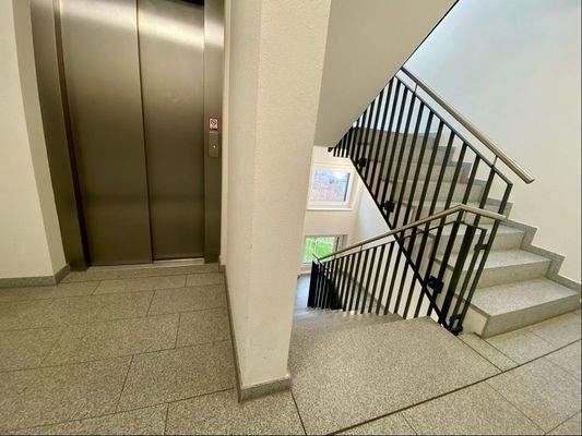 Treppenhaus und Fahrstuhl