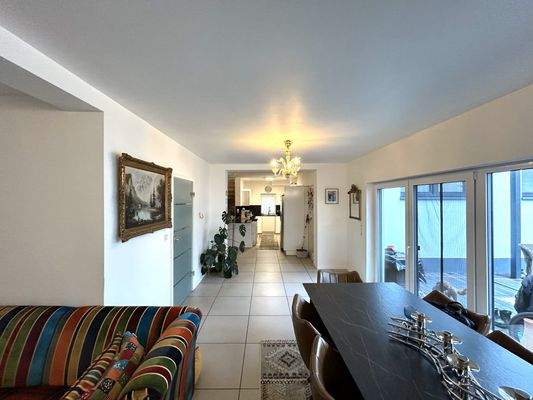 Wohn- u. Esszimmer zur Küche