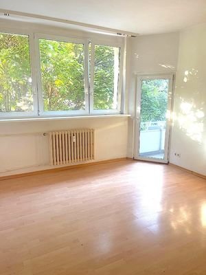 Wohnzimmer mit Balkon