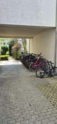 überdachter Radelabstellplatz direkt beim Eingang