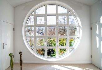 Rundes Fenster Rückseite Obergeschoss